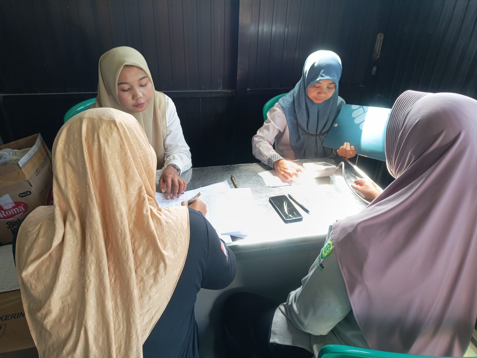 Pemeriksaan IVA Test bagi Tenaga Kerja Perempuan: Upaya Deteksi Dini dan Perlindungan Kesehatan Reproduksi